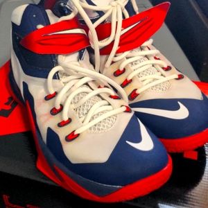 Nike lebron zoom solider